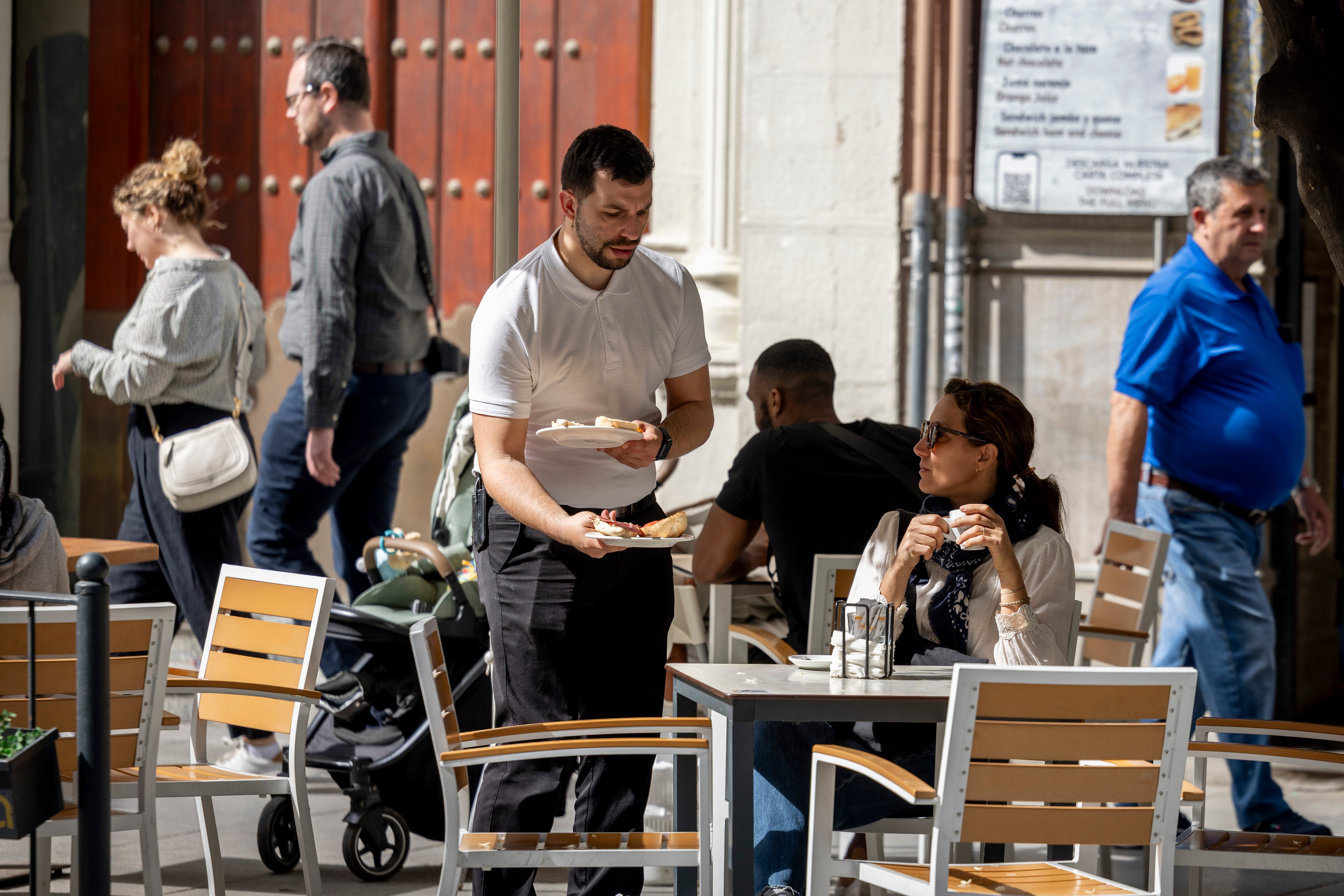 Un empleado de hostelería en una terraza de Sevilla, a mediados de marzo.