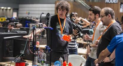Participantes en la Euskal Encounter intercambian impresiones.