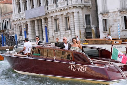 Los novios Jeff Bezos y Lauren Sanchez se trasladaban así este jueves a la recepción previa a su boda, que terminará el sábado 28 de junio.