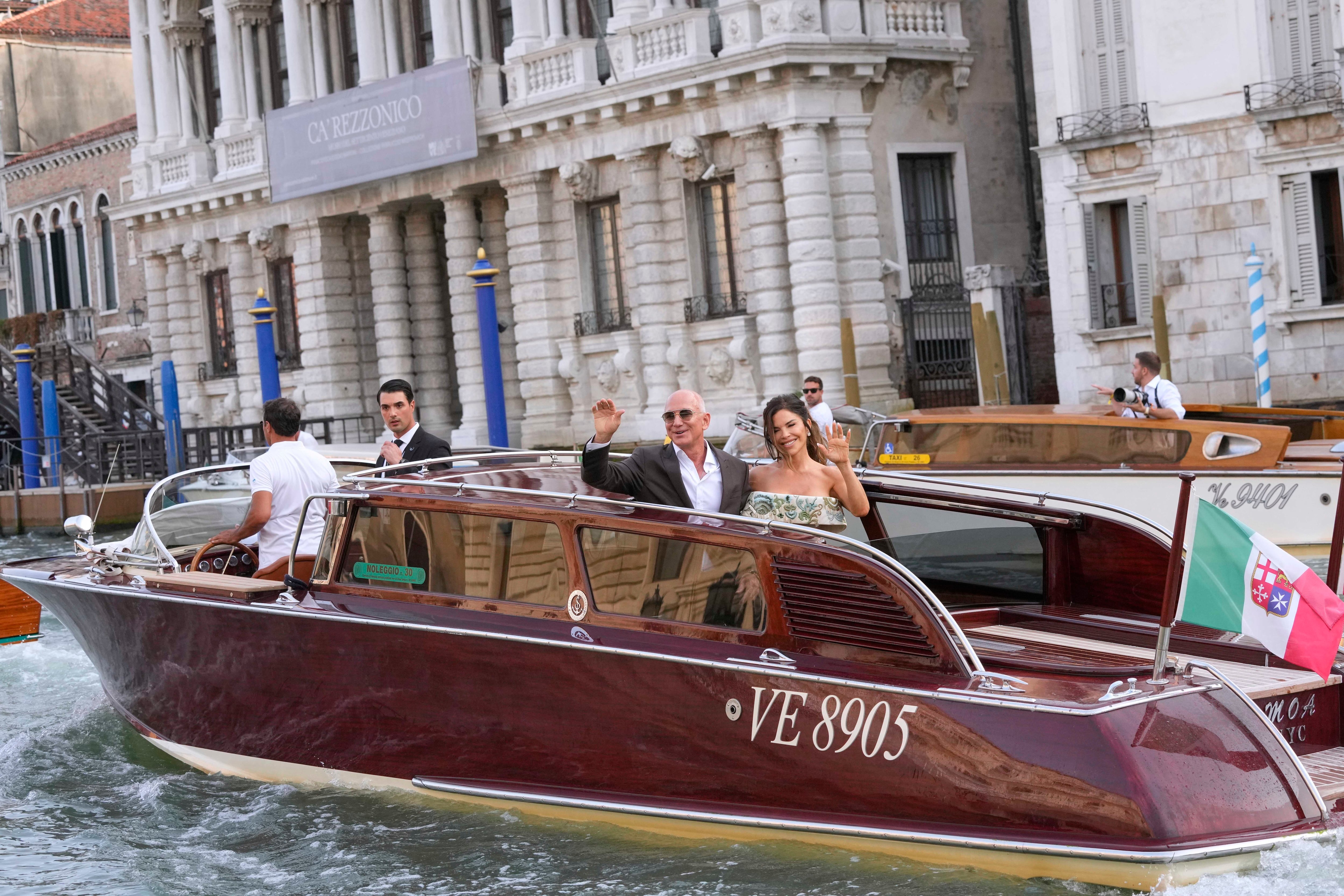Jeff Bezos y Lauren Sanchez se casan hoy en la isla de San Giorgio y bailarán sobre el agua de Venecia 1 Los novios Jeff Bezos y Lauren Sanchez, de camino a la recepción previa a su boda, que comenzó el jueves 26 y terminará el sábado 28 de junio, en Venecia, Italia. El viernes se espera una fiesta temática de ‘El Gran Gatsby’ y el sábado habrá un baile de máscaras del Settecento.