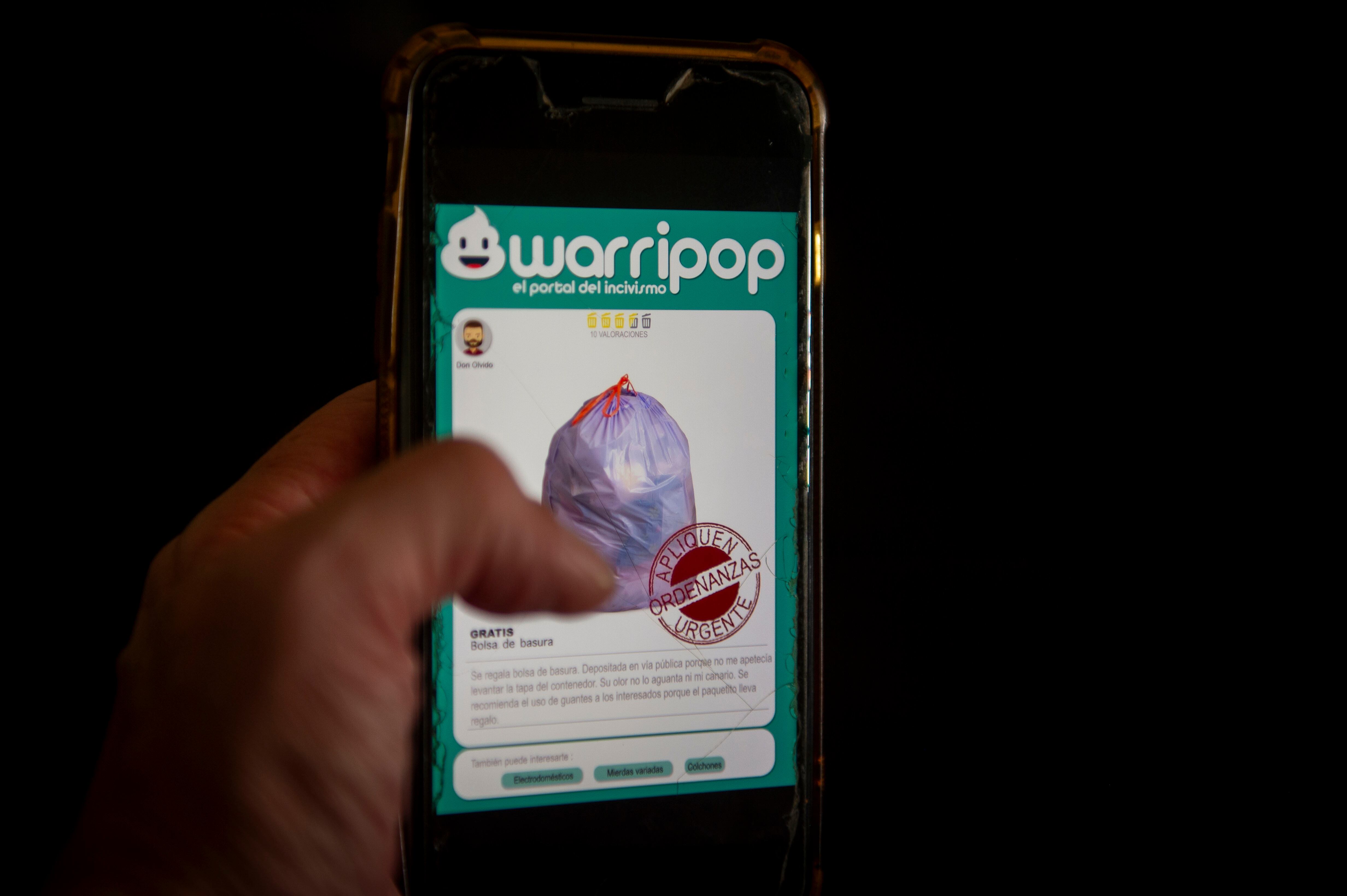 Un hombre vende una bolsa de basura en la campaña 'Warripop'.