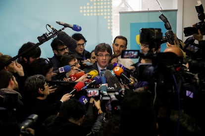 Carles Puigdemont, habla con la prensa tras la reunión en Bruselas con el presidente del Parlament, Roger Torrent , el 24 de enero de 2018.