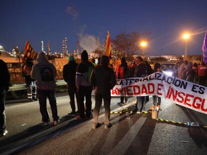 Los sindicatos cortan una carretera durante la huelga en la petroquímica.