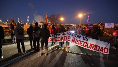 Los sindicatos cortan una carretera durante la huelga en la petroquímica.