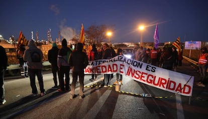 Los sindicatos cortan una carretera durante la huelga en la petroquímica.