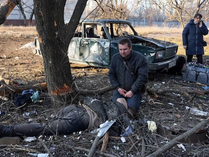 Un hombre llora junto al cadáver de un fallecido en el ataque ruso en Járkov.