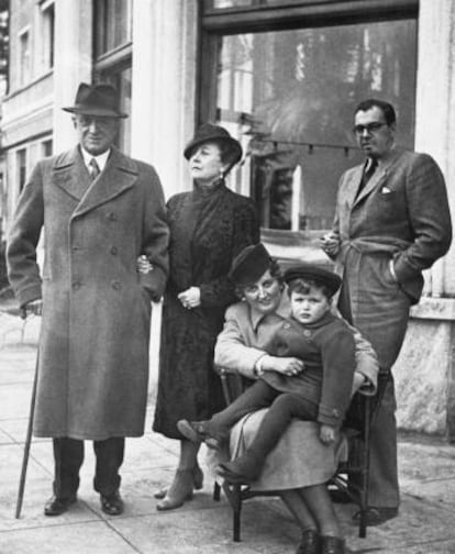 De izquierda a derecha, de pie, Fritz Thyssen, su esposa y su yerno, el conde Zichy. Sentados, su hija, la condesa Zichy, y el hijo de ella, Fritz August, en Locarno, Suiza, el 3 de marzo de 1940. 