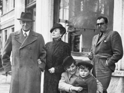 De izquierda a derecha, de pie, Fritz Thyssen, su esposa y su yerno, el conde Zichy. Sentados, su hija, la condesa Zichy, y el hijo de ella, Fritz August, en Locarno, Suiza, el 3 de marzo de 1940. 