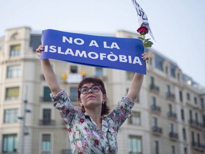 Una de las manifestantes muestra un cartel: &quot;No a la islamofobia&quot;