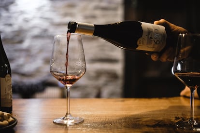 Vino tinto de La Verdea, en Cangas del Narcea, un proyecto de María Crespo y Luciano Gómez.
