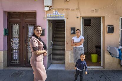 Vecinas del Cabanyal, en la calle José Benlliure.