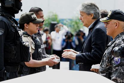 Guillermo Lasso durante la ceremonia de entrega a la Policía Nacional un lote de 14 millones de balas, en medio de la crisis de seguridad que atraviesa el país.