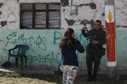 Una mujer conversa con un Policía en Toribio (Colombia). La normalidad reina pocas horas del cese al fuego definitivo entre las FARC.
