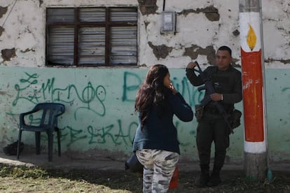 Una mujer conversa con un Polic&iacute;a en Toribio (Colombia). La normalidad reina pocas horas del cese al fuego definitivo entre las FARC.