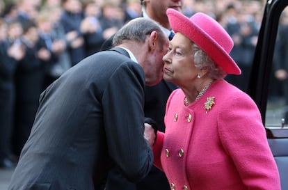 O duque de Kent recebe Elizabeth II no Wellington College de Crowthhorne (Reino Unido), em 31 de maio.