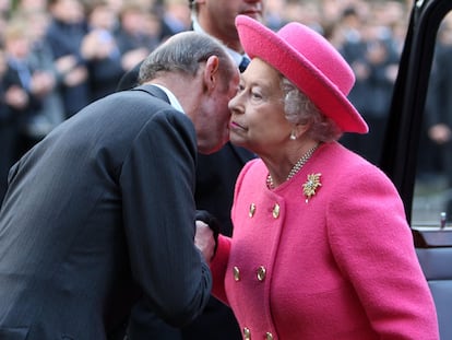 O duque de Kent recebe Elizabeth II no Wellington College de Crowthhorne (Reino Unido), em 31 de maio.