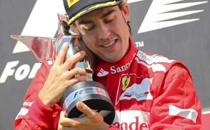 Alonso, con el trofeo de vencedor del Gran Premio de Europa