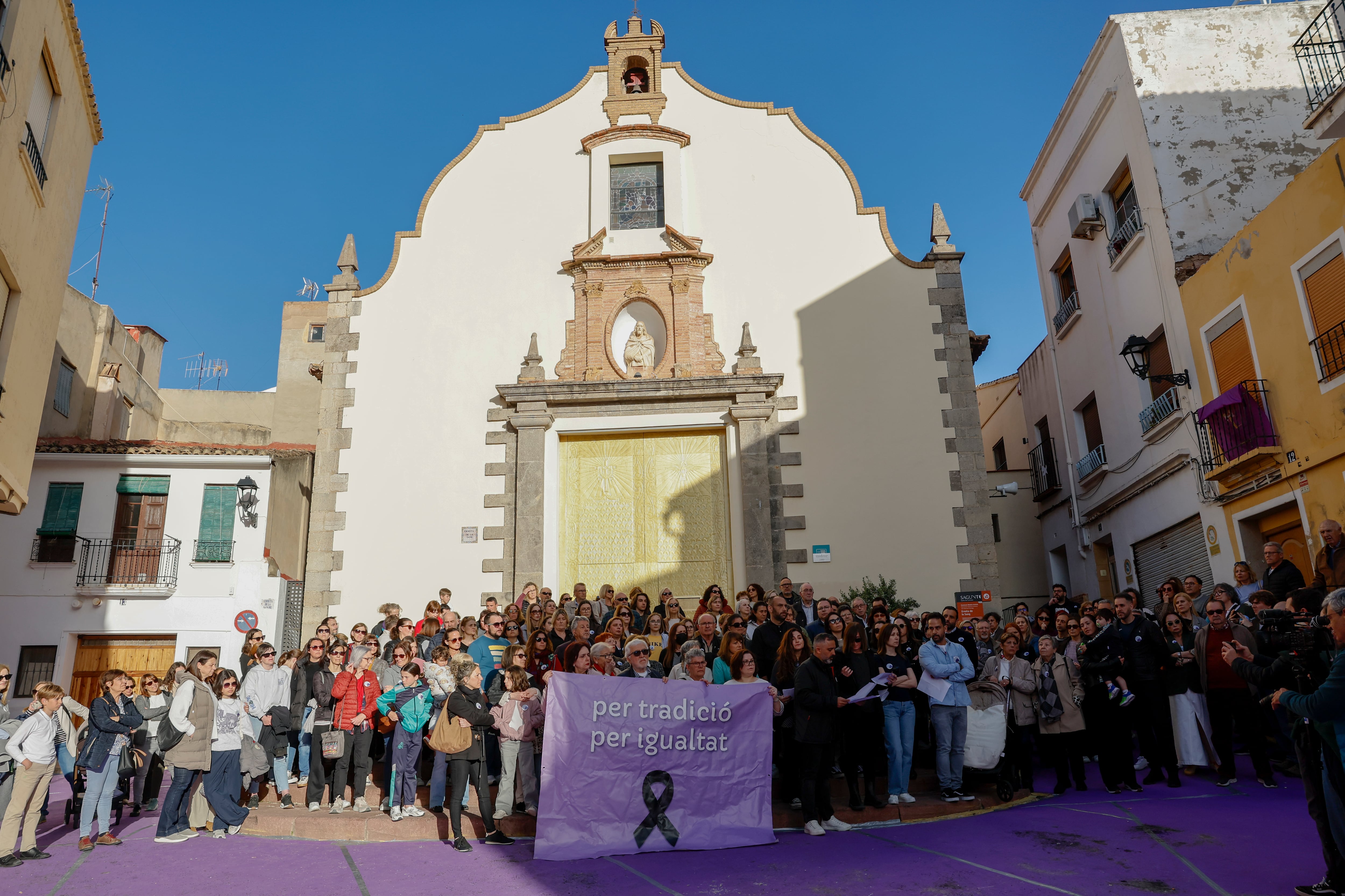 Nueva concentración en Sagunto para pedir la inclusión de las mujeres en su Semana Santa