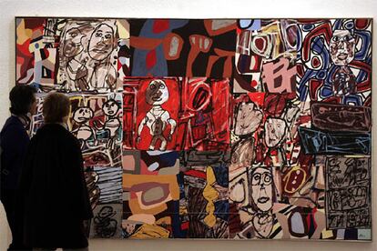 La muestra recoge obras de 42 artistas europeos y estadounidenses, entre ellos Picasso, Gris, Braque, Arp, Man Ray, El Lissitzki, Magritte, Chillida, Tapies o Pollock. En la foto, <i>Vicisitudes</i>, de Jean Dubuffet (1977).