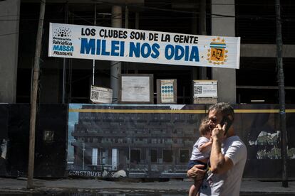 Un cartel que argumenta que Milei odia a las instituciones del fútbol argentino, en las calles de Buenos Aires.