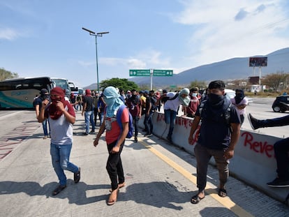 Estudiantes de Ayotzinapa bloquean una autopista en Guerrero en apoyo a los normalistas reprimidos de la Escuela de Mactumatzá.