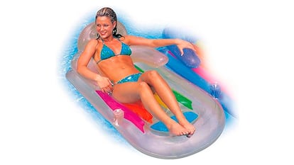 Materassino da piscina su sfondo bianco.
