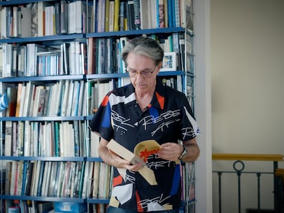 El historiador Julián Casanova ojeando un libro en la buhardilla de su casa en Zaragoza.