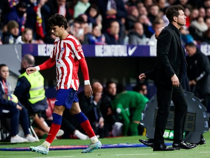 João Félix, tras ser cambiado por Simeone, durante el Atlético-Elche de esta temporada.