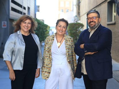 Esther Monterrubio, secretaria general de FP (en el centro) con Mónica Moso, responsable del Centro de Conocimiento e Innovación de la Fundación CaixaBank Dualiza, y Luis García, presidente de FPEmpresa, posan en la sede de EL PAÍS.