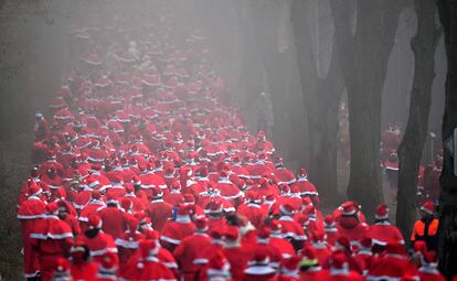 Centenares de corredores disfrazados de Papá Noel durante una carrera navideña en Michendorf (Alemania), el 21 de diciembre de 2016.