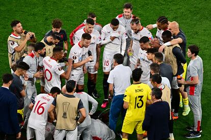 Mendilibar da instrucciones a los jugadores sevillistas antes de comenzar la prórroga.