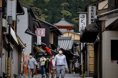 Personas con mascarillas caminan cerca del templo de Kiyomizudera, en Kioto, oeste de Japón.