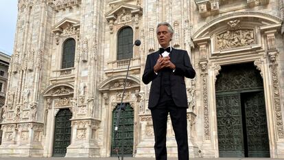 Andrea Bocelli, en un recital en la catedral de Milán, el 12 de abril de 2020.