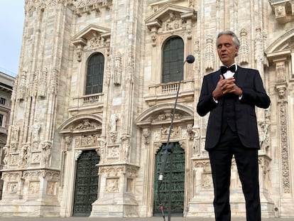 Andrea Bocelli, en un recital en la catedral de Milán, el 12 de abril de 2020.