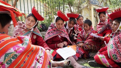 Las mujeres indígenas han sido víctimas de múltiples formas de violencia a lo largo de la historia. La discriminación para ellas ha sido doble: por ser indígenas y por ser mujeres. Así las cosas, han padecido los peores efectos del cambio climático, han sido silenciadas cuando se han atrevido a denunciar las violaciones de sus derechos y excluidas de los espacios de poder o toma de decisiones sobre sus vidas. En la imagen, artesanas de la comunidad de Ollantaytambo, en la región de Cuzco, Perú, en abril de 2023.