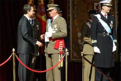 El presidente del Gobierno, José Luis Rodríguez Zapatero, con don Juan Carlos y, a la derecha, el príncipe Felipe, en los actos de la Fiesta Nacional del año pasado.