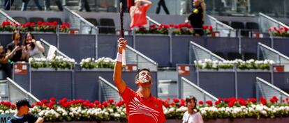 Djokovic celebra su victoria contra Chardy.