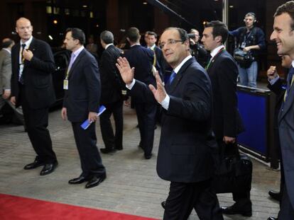 El presidente franc&eacute;s, Fran&ccedil;ois Hollande, saluda a su salida esta madrugada de la sede donde se celebr&oacute; la cumbre informal de la UE en Bruselas.
 