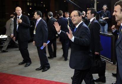 El presidente franc&eacute;s, Fran&ccedil;ois Hollande, saluda a su salida esta madrugada de la sede donde se celebr&oacute; la cumbre informal de la UE en Bruselas.
 