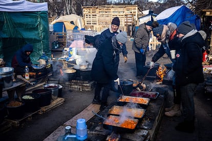 Varios voluntarios preparan comida para residentes y militares, en Kiev. El ministro de Asuntos Exteriores, Unión Europea y Cooperación, José Manuel Albares, ha confirmado este viernes que, "si es necesario", habrá un nuevo envío de armas a Ucrania.