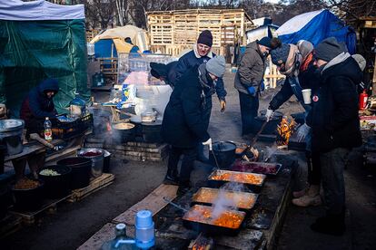 Varios voluntarios preparan comida para residentes y militares, en Kiev. El ministro de Asuntos Exteriores, Unión Europea y Cooperación, José Manuel Albares, ha confirmado este viernes que, "si es necesario", habrá un nuevo envío de armas a Ucrania.