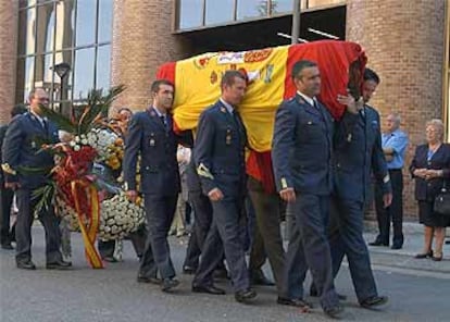 Imagen del entierro en Zaragoza de nueve de los 62 militares fallecidos.