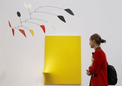 Una visitante ante la obra de Alexander Calder 'La Mezza Luna per un Lunatico'.