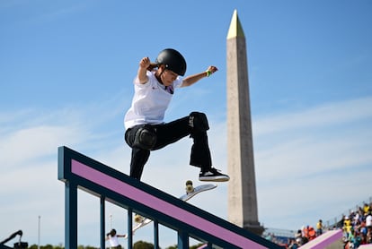 La japonesa Coco Yoshizawa, de 14 años, en la final de 'street skateboarding' en París.