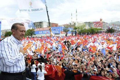 Recep Tayyip Erdogan, primer ministro y líder del Partido de la Justicia y el Desarrollo (AKP), se dirige a sus seguidores durante un mitin en Erzurum (este de Turquía).