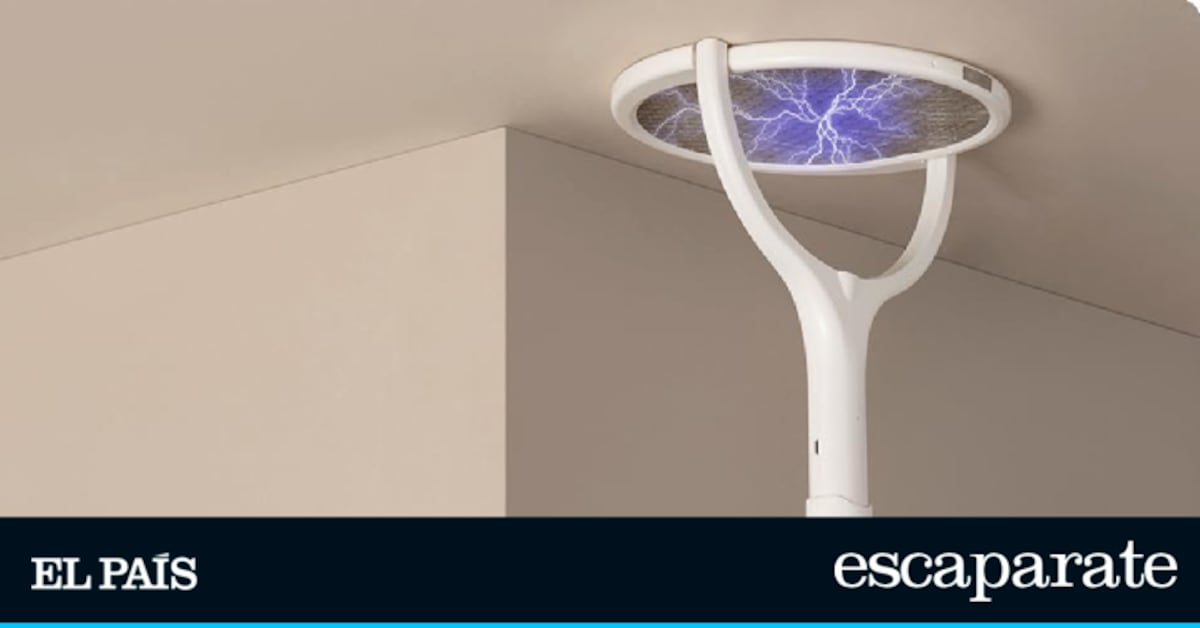 La raqueta eléctrica que fulmina a los mosquitos del techo con solo alargar el brazo