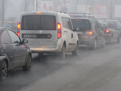 Varios coches emiten humo en un atasco en Bydgoszcz (Polonia).