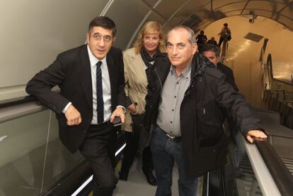 Patxi López y el consejero Iñaki Arriola, junto a Susana Corcuera, esta tarde en la nueva estación de EuskoTren en Intxaurrondo (San Sebastián).