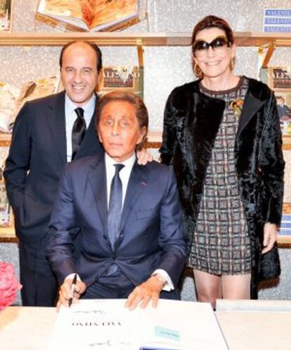 Prosper y Martine Assouline propietarios de la editorial Assouline junto a Valentino en Nueva York.