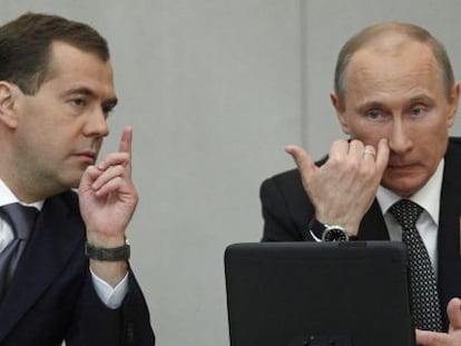 Vladimir Putin (derecha) junto a Dimitri Medvédev, ayer en la Duma.